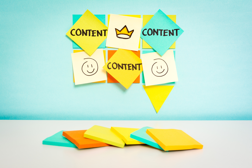sticky notes that say that content is king