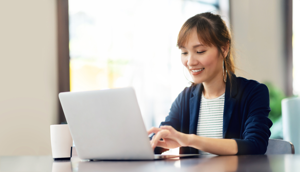 woman having a seamless customer experience while browsing through a restaurant website