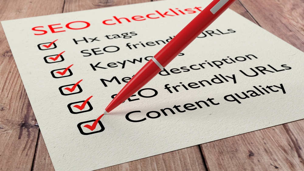 List with SEO characteristics and a red pen ticking the items